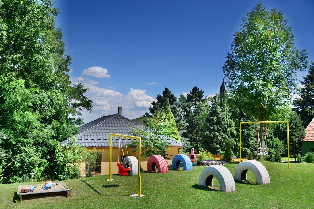 Areal Hradisek Villa Klobouky u Brna Luaran gambar
