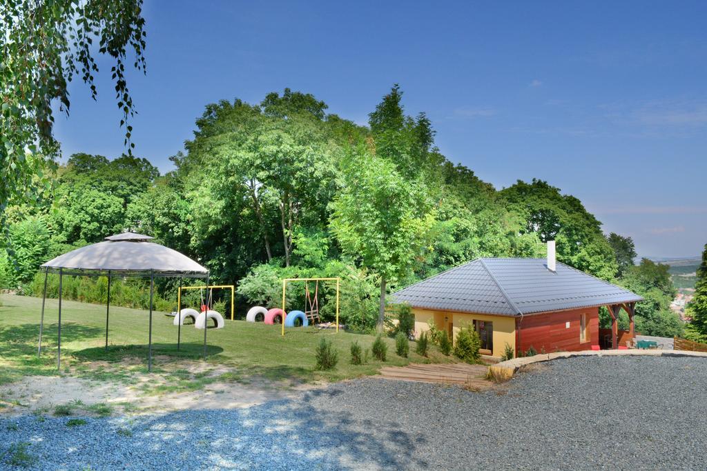 Areal Hradisek Villa Klobouky u Brna Luaran gambar