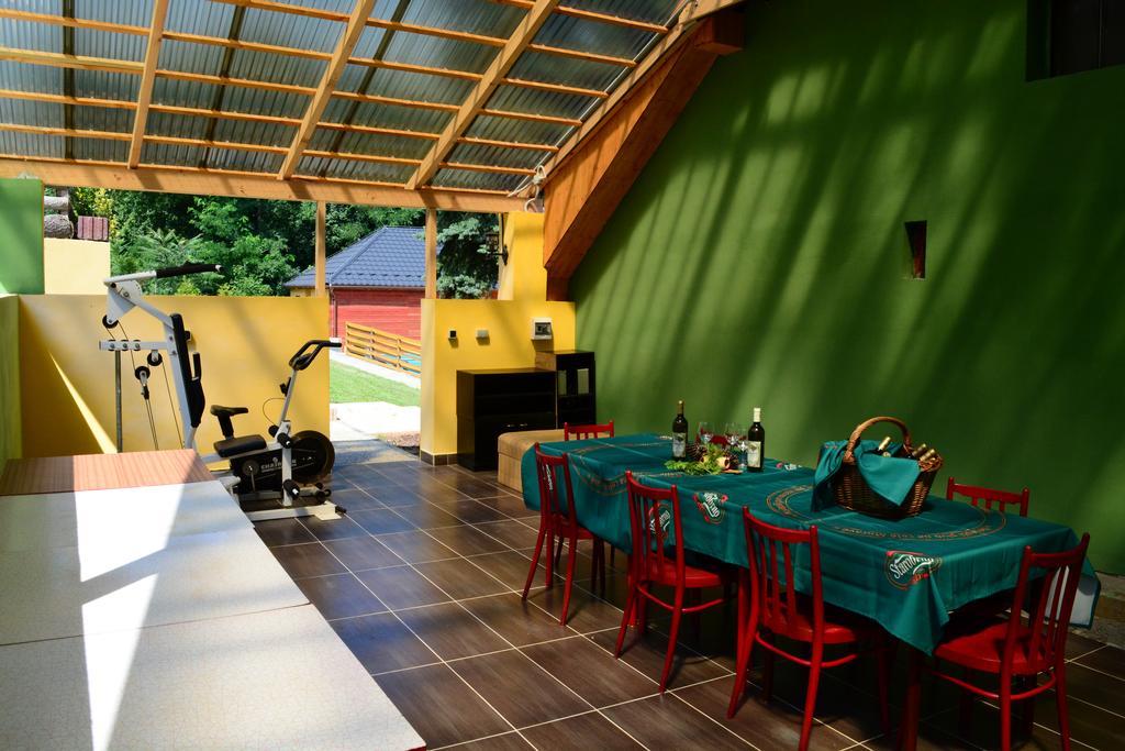 Areal Hradisek Villa Klobouky u Brna Luaran gambar