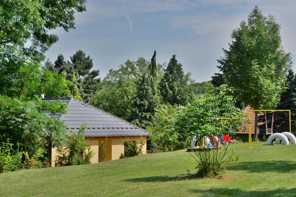 Areal Hradisek Villa Klobouky u Brna Luaran gambar